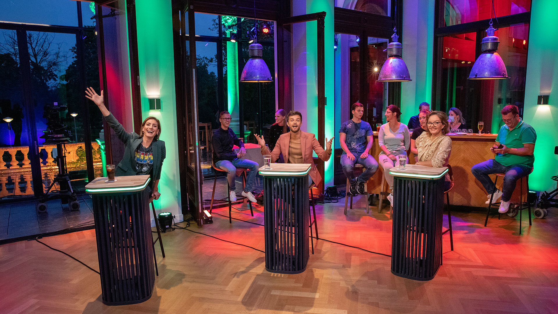 De gasten van aflevering 1: Viviënne van den Assem, Sanne Wallis de Vries en Buddy Vedder